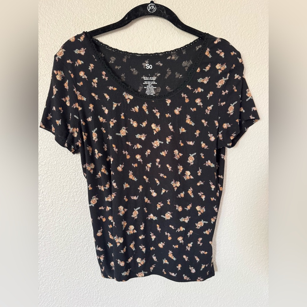 SO Women’s Black Floral Baby Tee Size Large